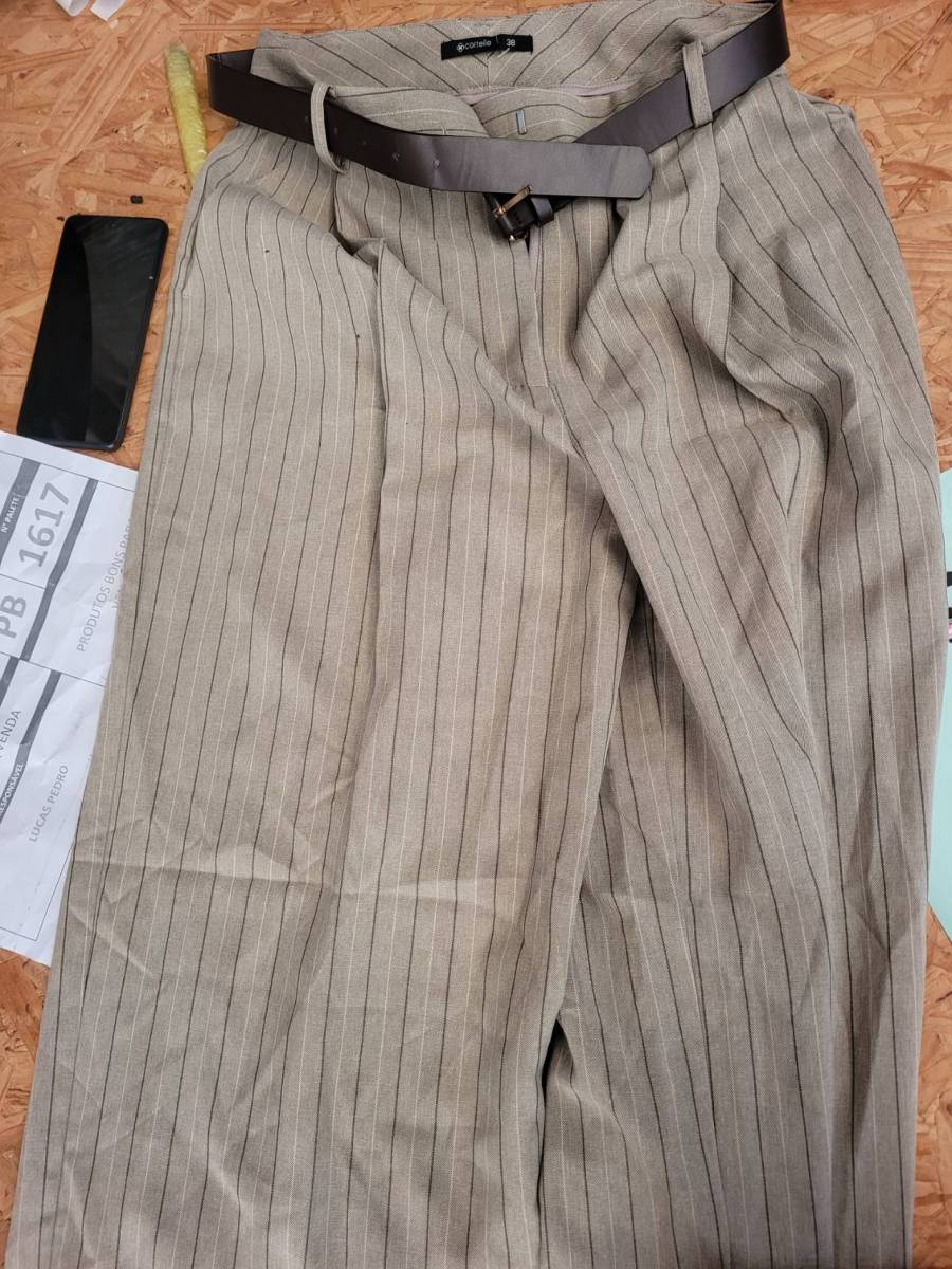 Calça feminina listrada com cinto
