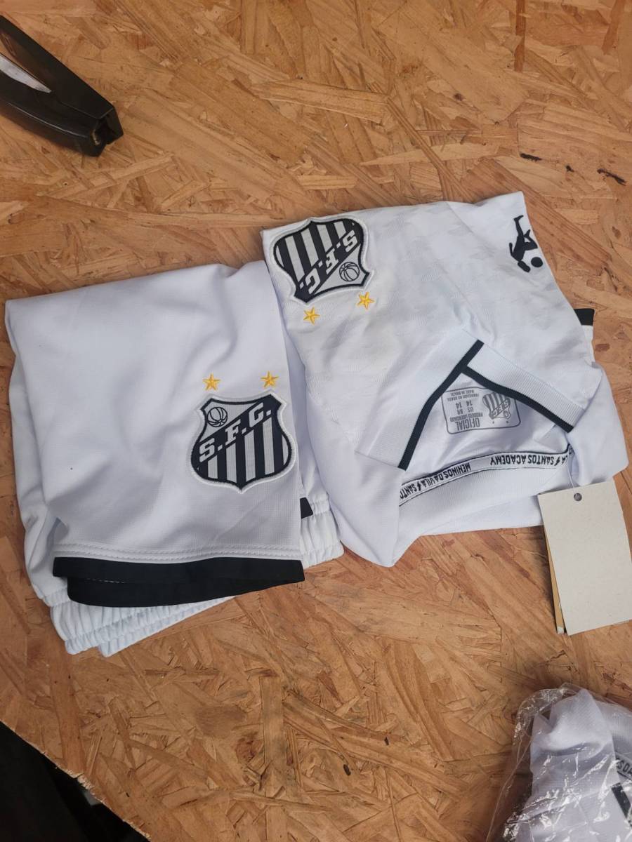 Conjunto de camisa e shorts esportivos do Santos Futebol Clube