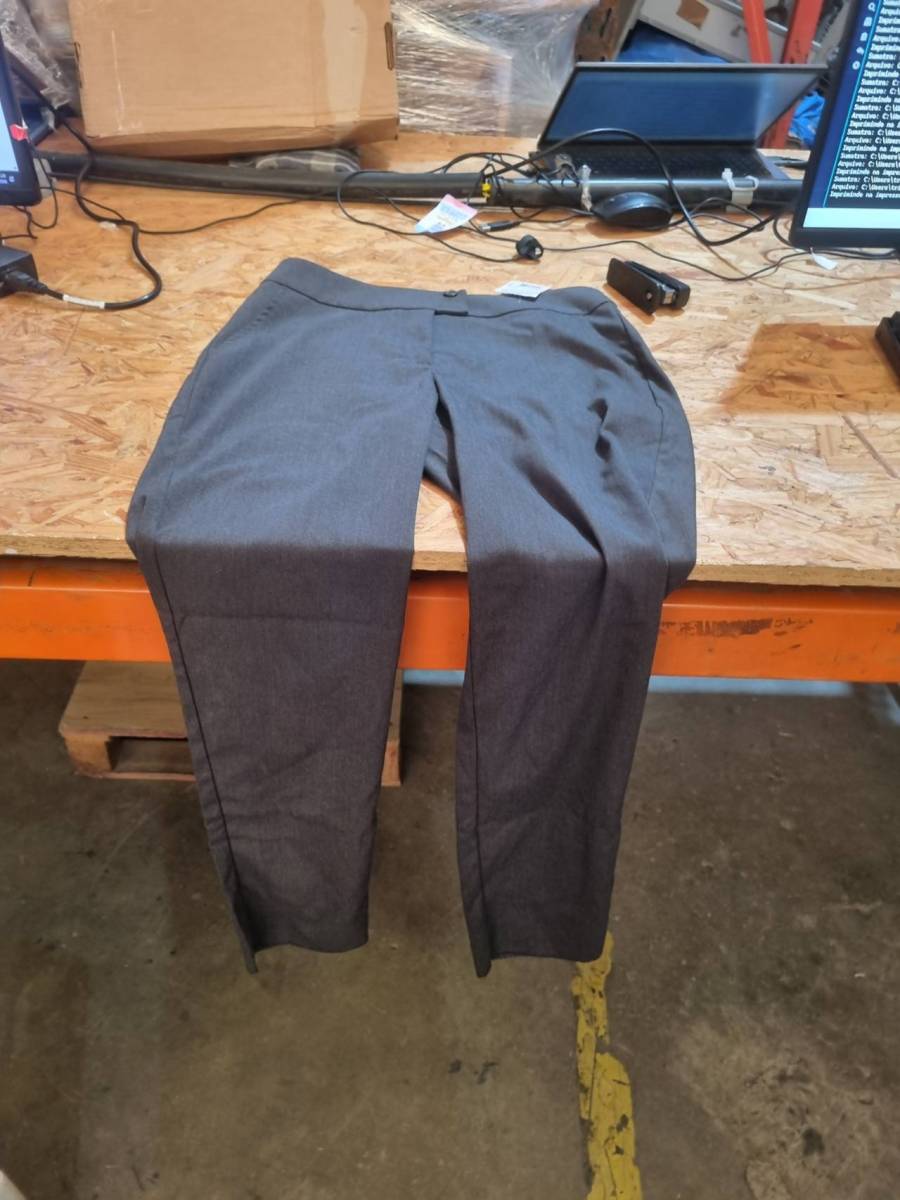 Calça feminina com cós alto e bolso faca funcional