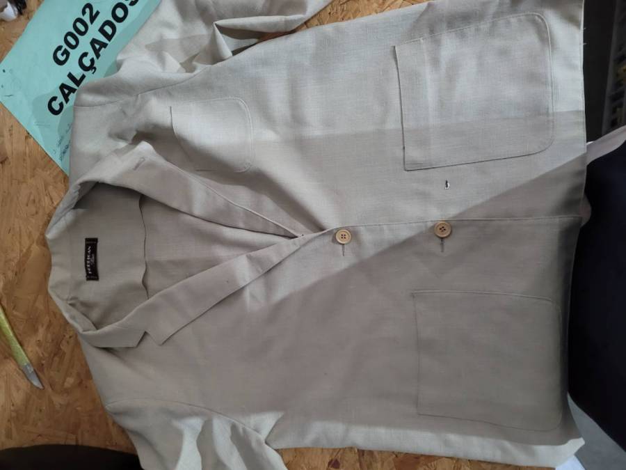 Blazer masculino bege com bolsos frontais