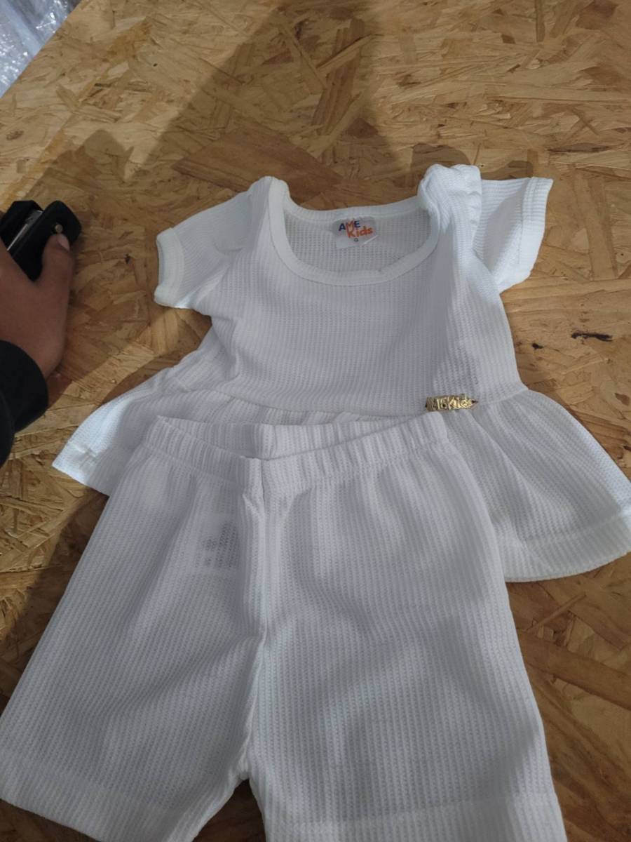 Conjunto infantil feminino branco com blusa e shorts