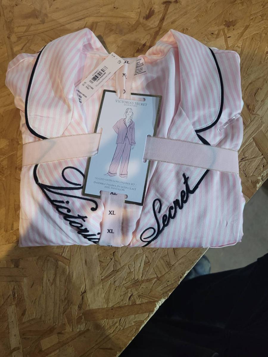 Conjunto de pijama longo de cetim com camisa e calça
