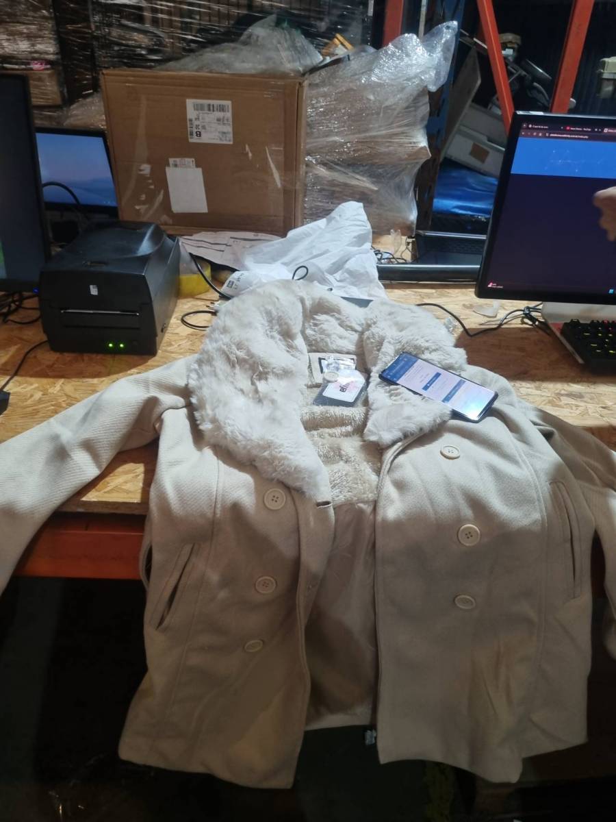 Casaco feminino com gola de pelo sintético