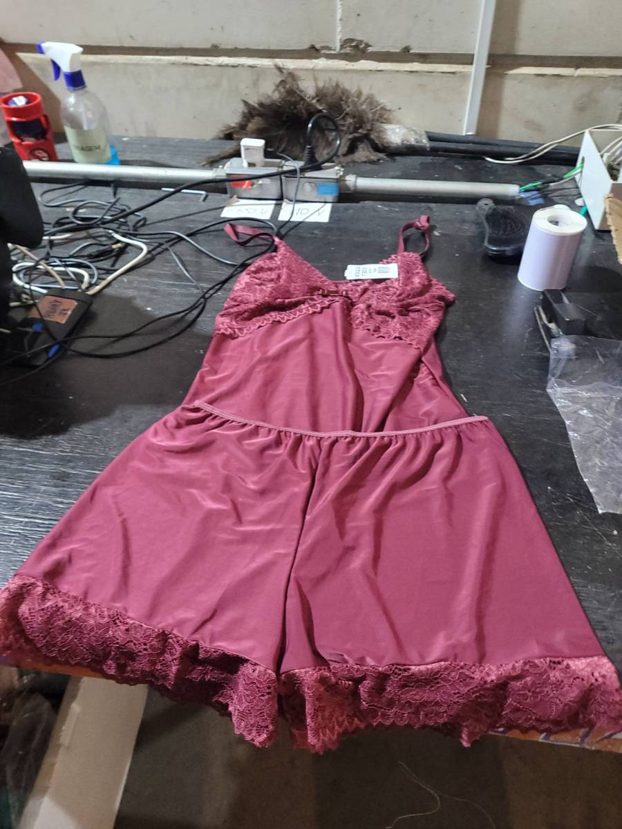Camisola feminina de tecido com detalhes em renda