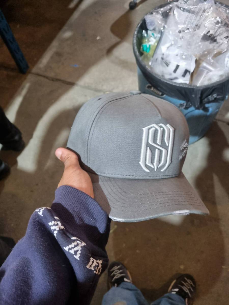 Boné cinza com bordado branco