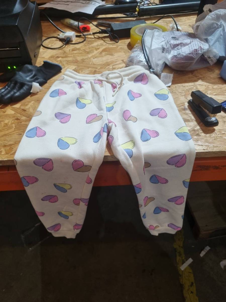 Calça infantil de moletom com estampa de corações coloridos