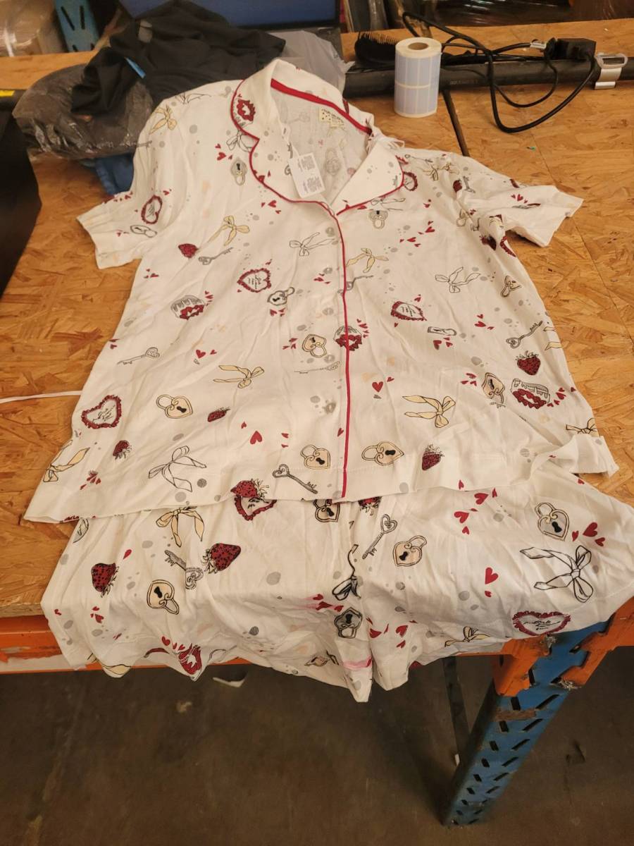 Pijama feminino curto com estampa de corações, chaves e morangos