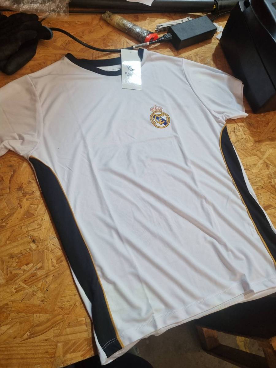 Camiseta juvenil branca com detalhes em preto e dourado