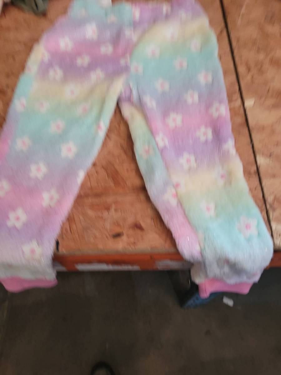 Calça infantil pelúcia com estampa de flores