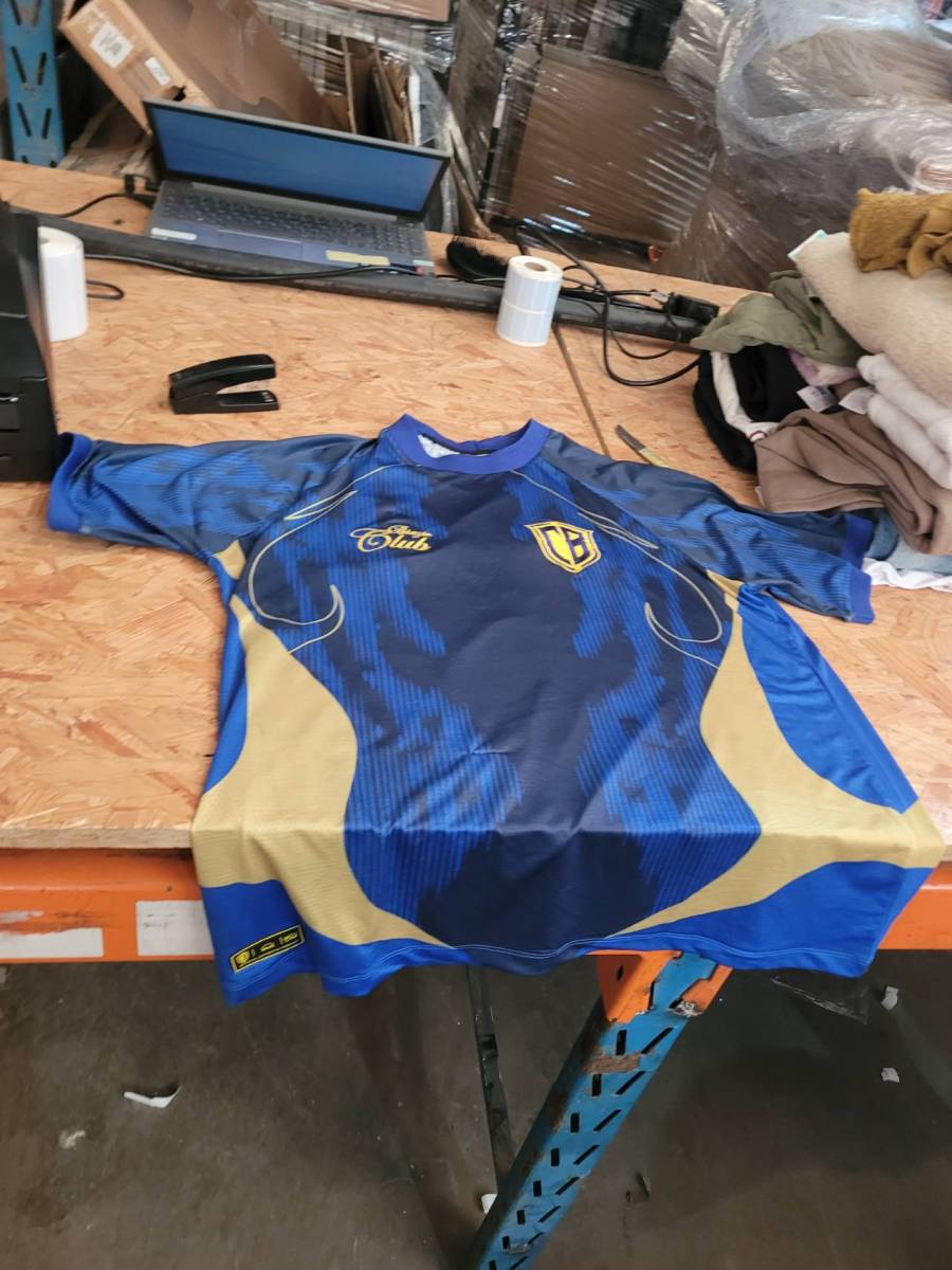 Camiseta esportiva azul e dourada