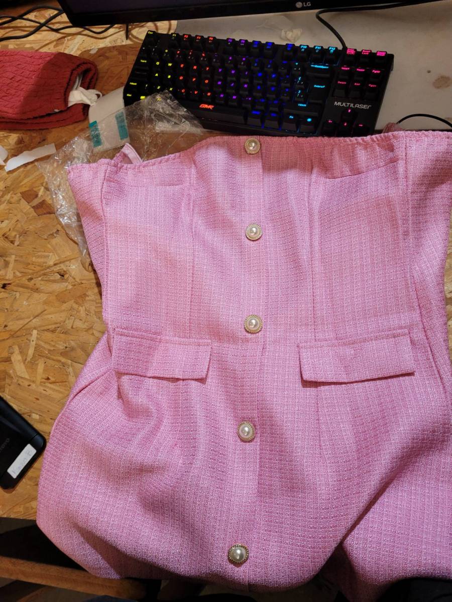 Conjunto feminino rosa com botões pérola