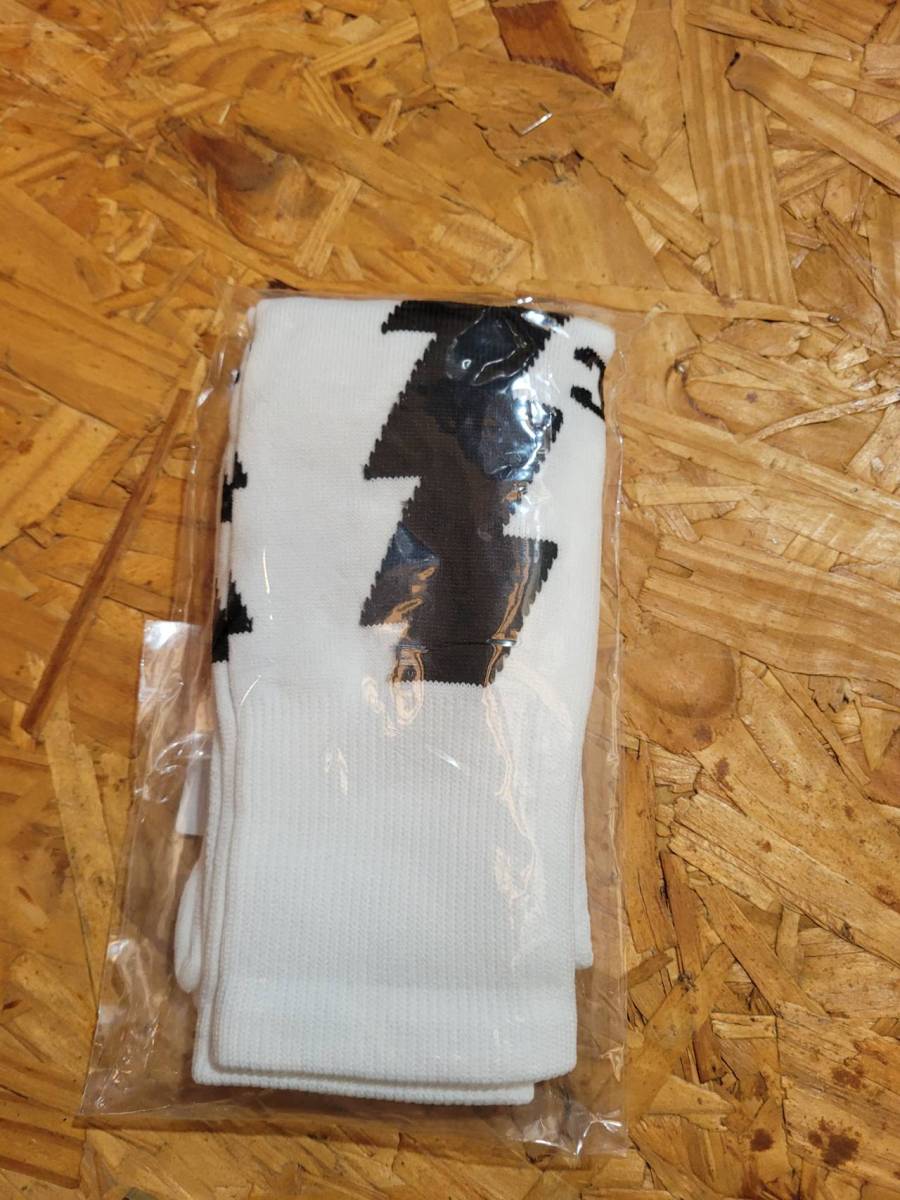 Meias brancas com estampa preta