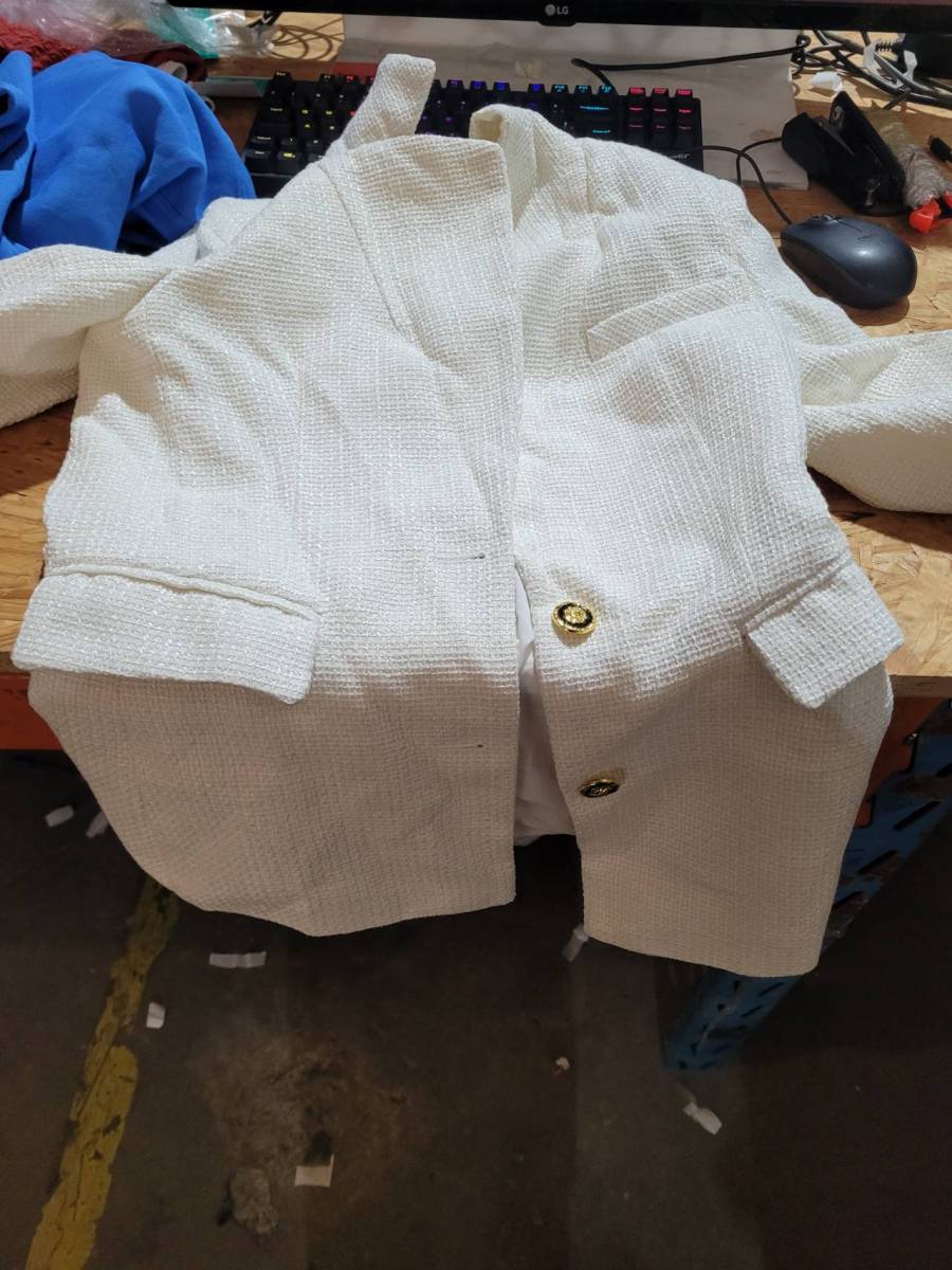 Blazer feminino branco de tecido texturizado