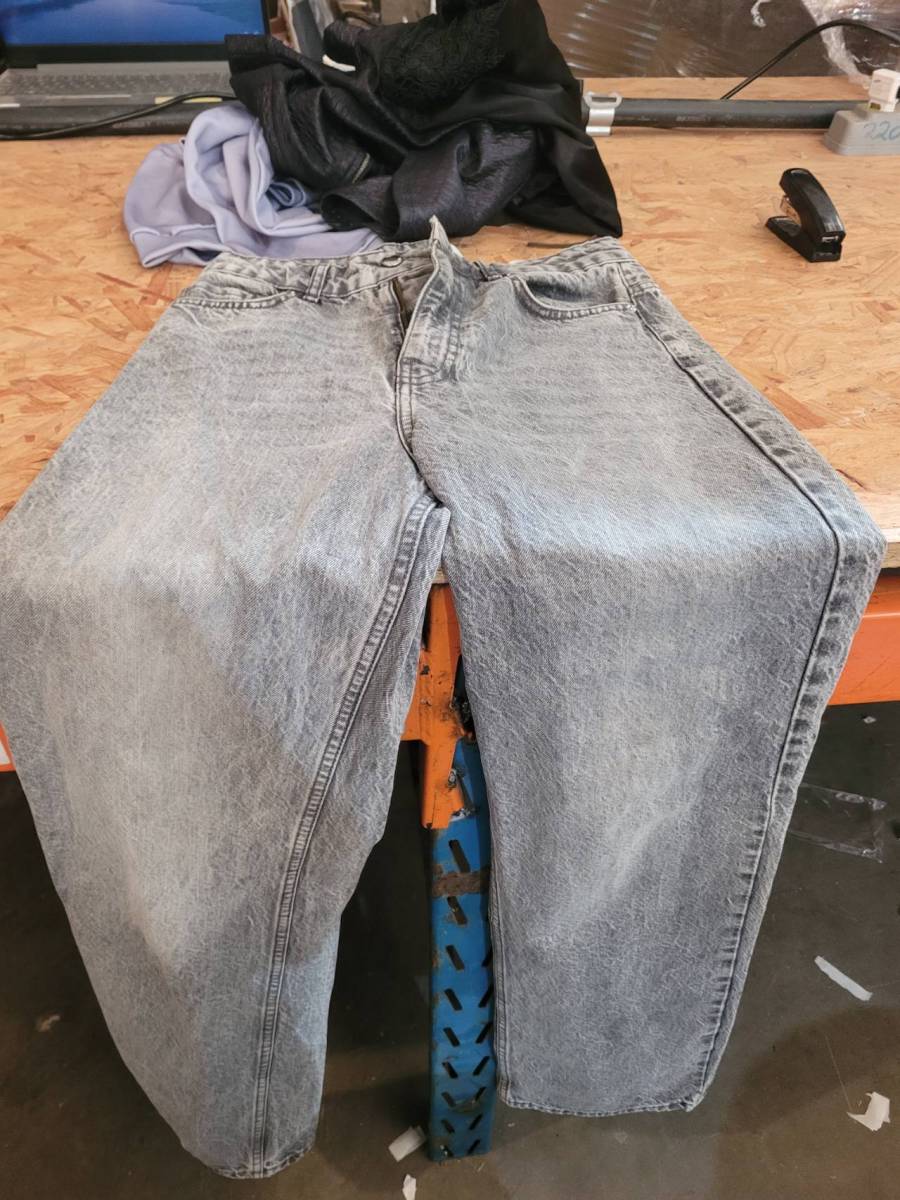 Calça jeans feminina cinza