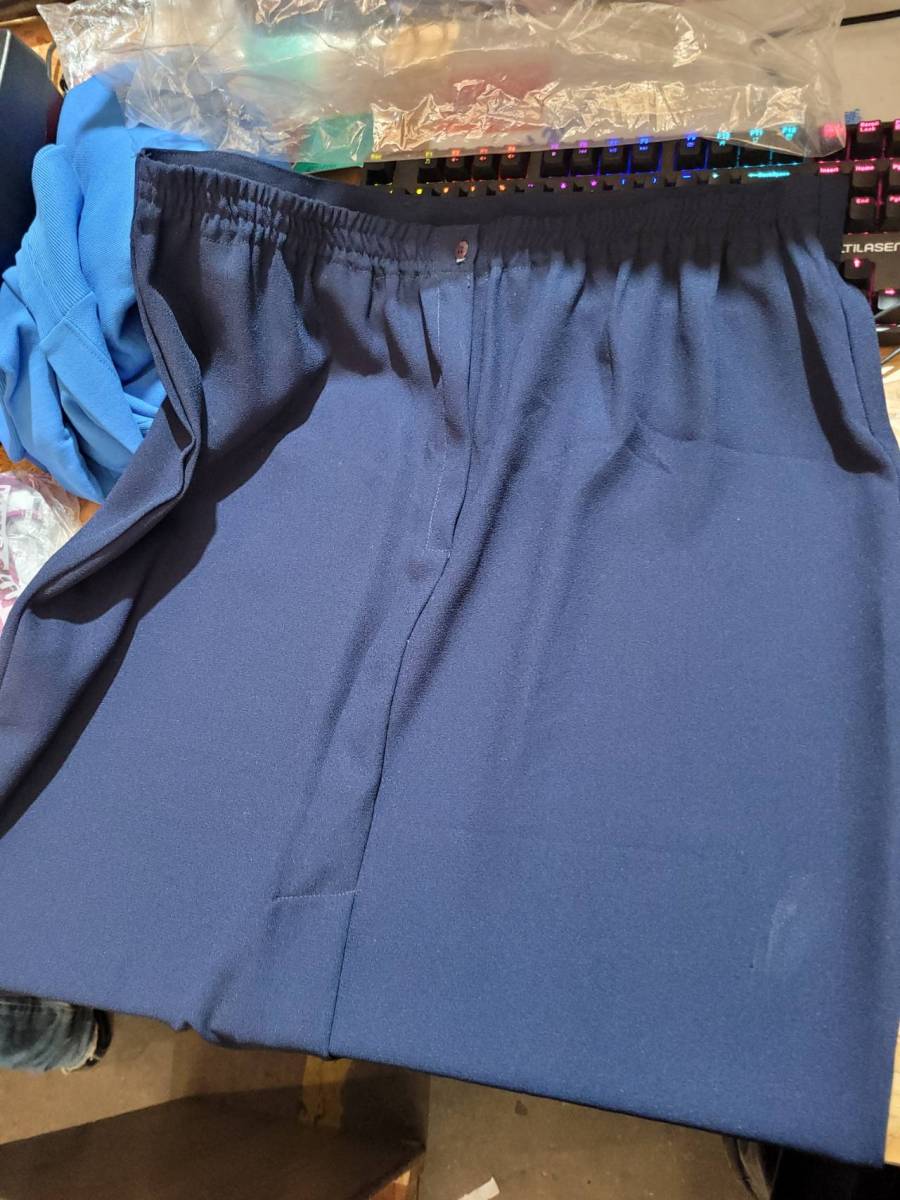 Calça masculina azul escuro com elástico na cintura