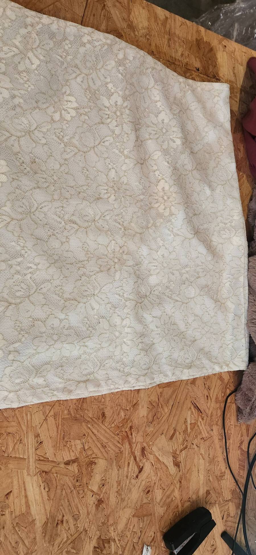 Saia feminina com renda floral
