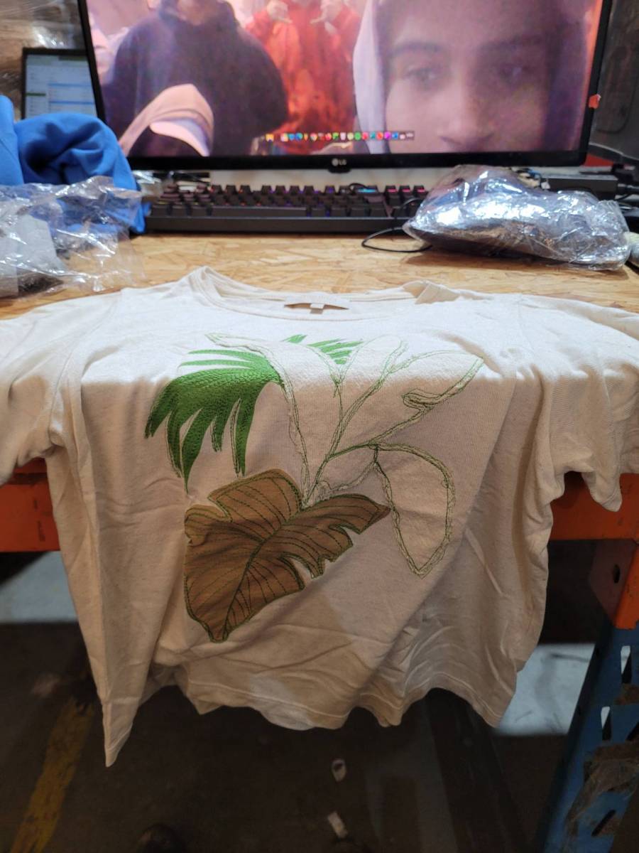 Camiseta feminina com estampa de folhas
