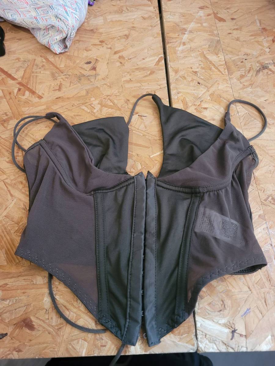 Corpete feminino com bojo e fechamento frontal