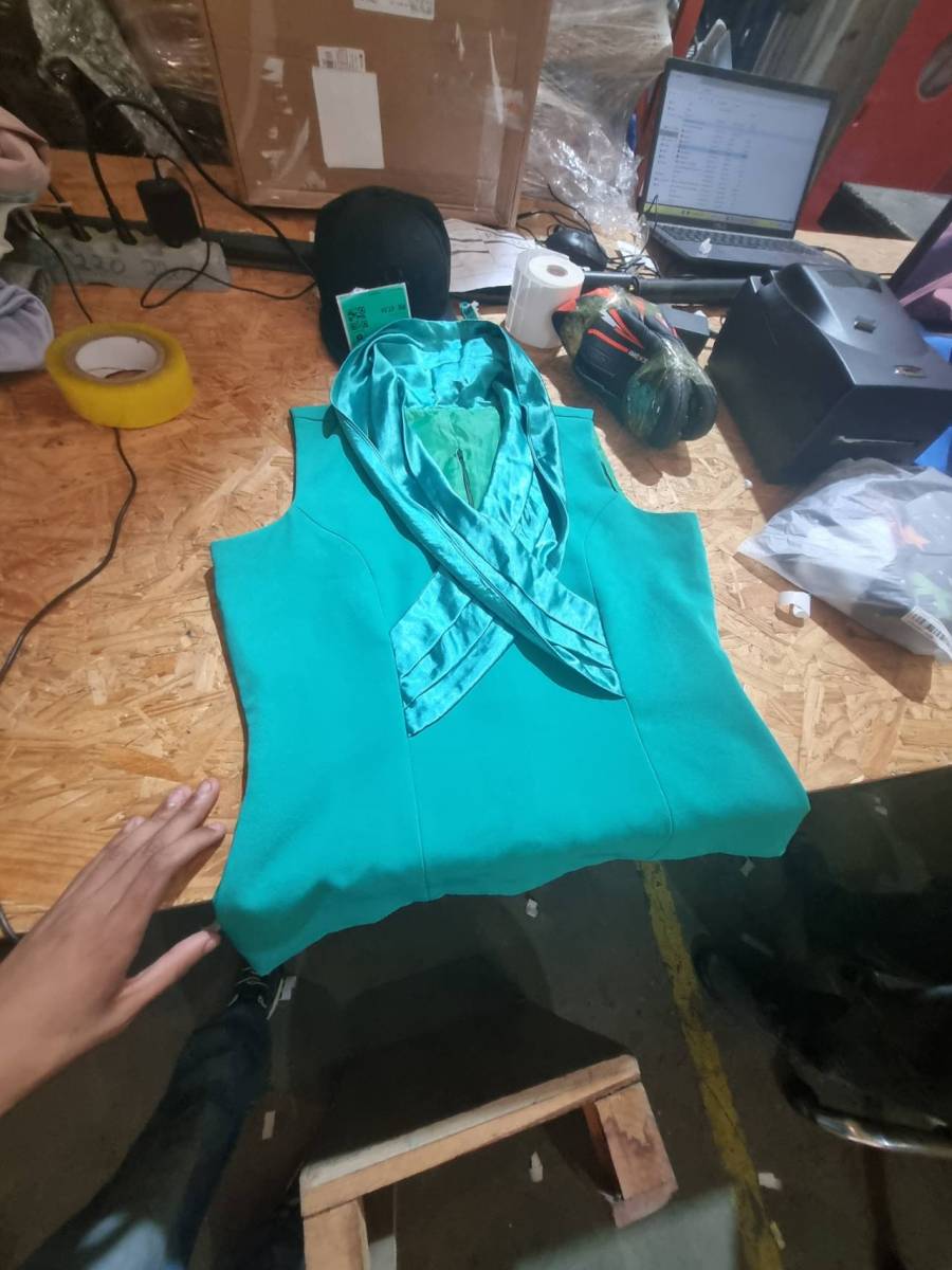 Blusa feminina sem mangas com gola em tecido acetinado