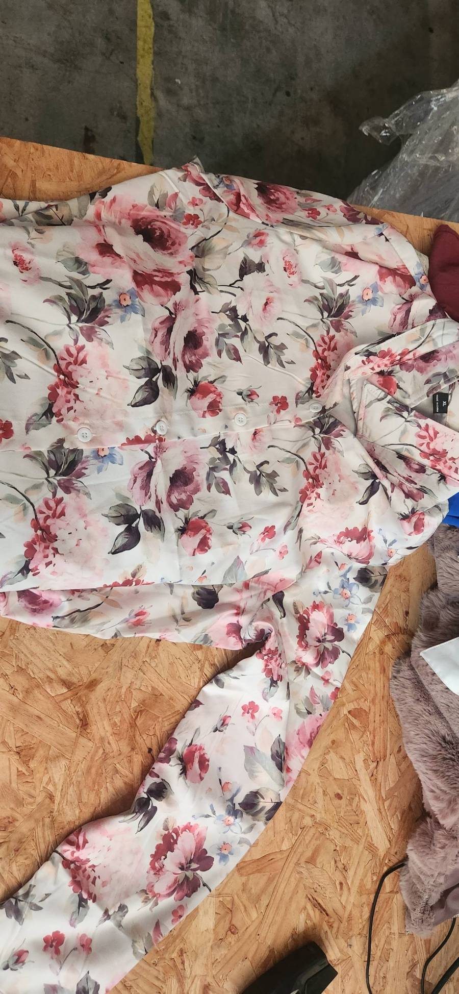 Camisa feminina de manga longa com estampa floral