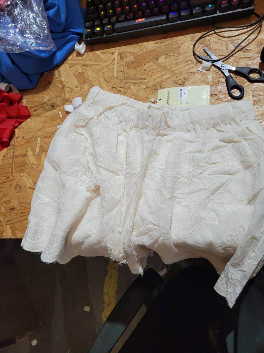 Short feminino branco com bordado floral