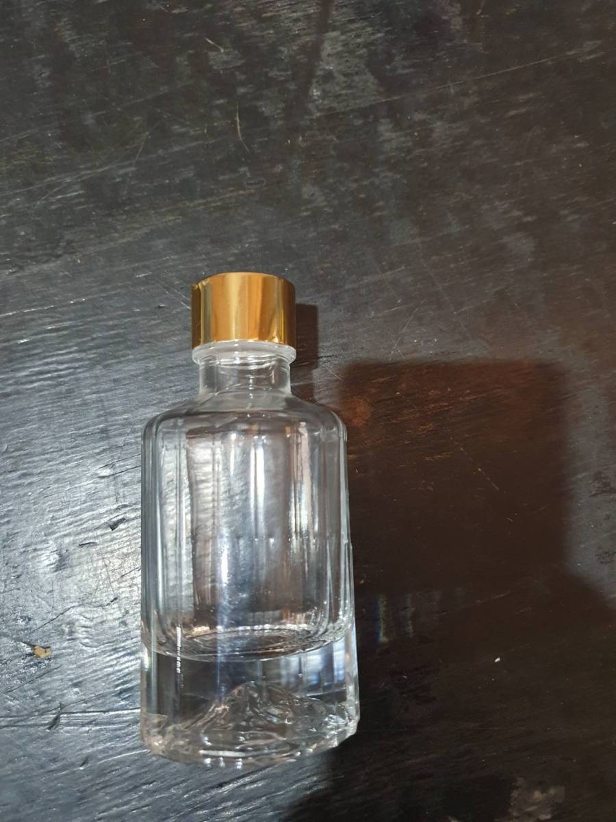 Frasco de vidro transparente com tampa dourada