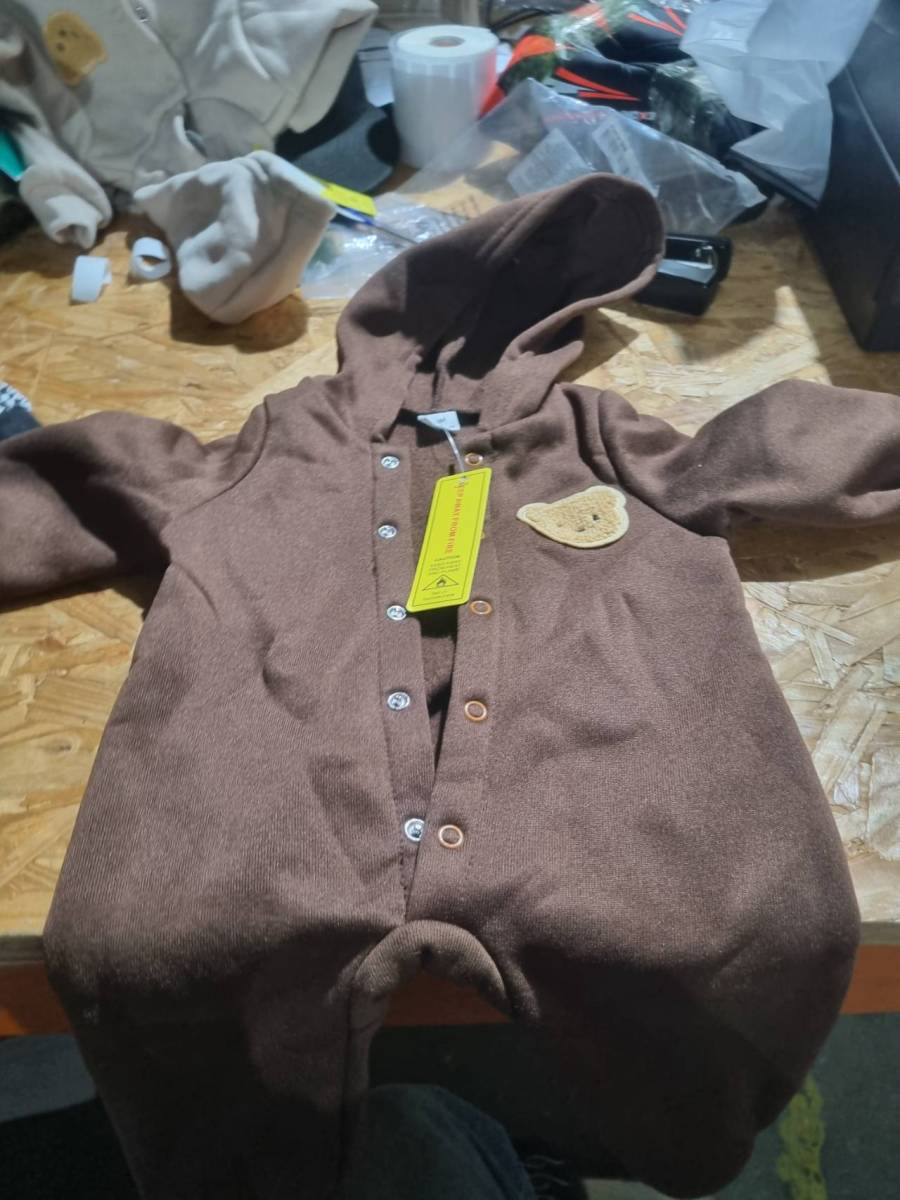 Macacão de bebê com capuz
