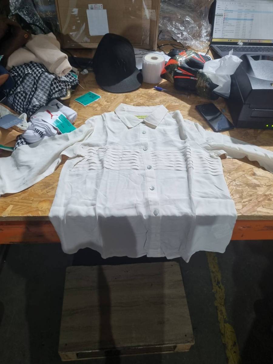 Camisa social feminina branca com detalhes em relevo
