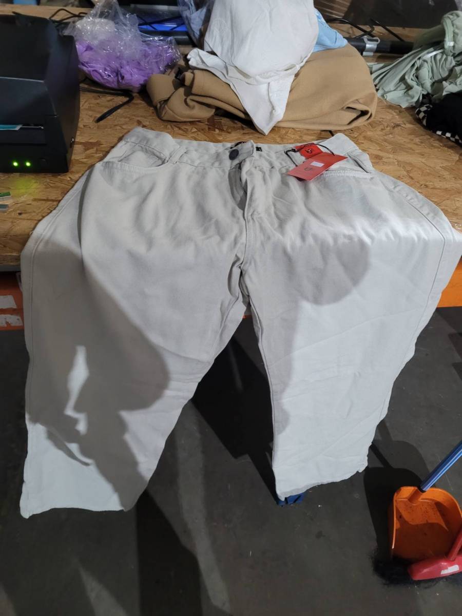 Calça masculina bege clara