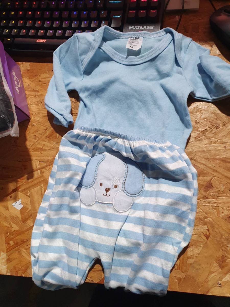 Macacão de bebê com estampa de cachorro