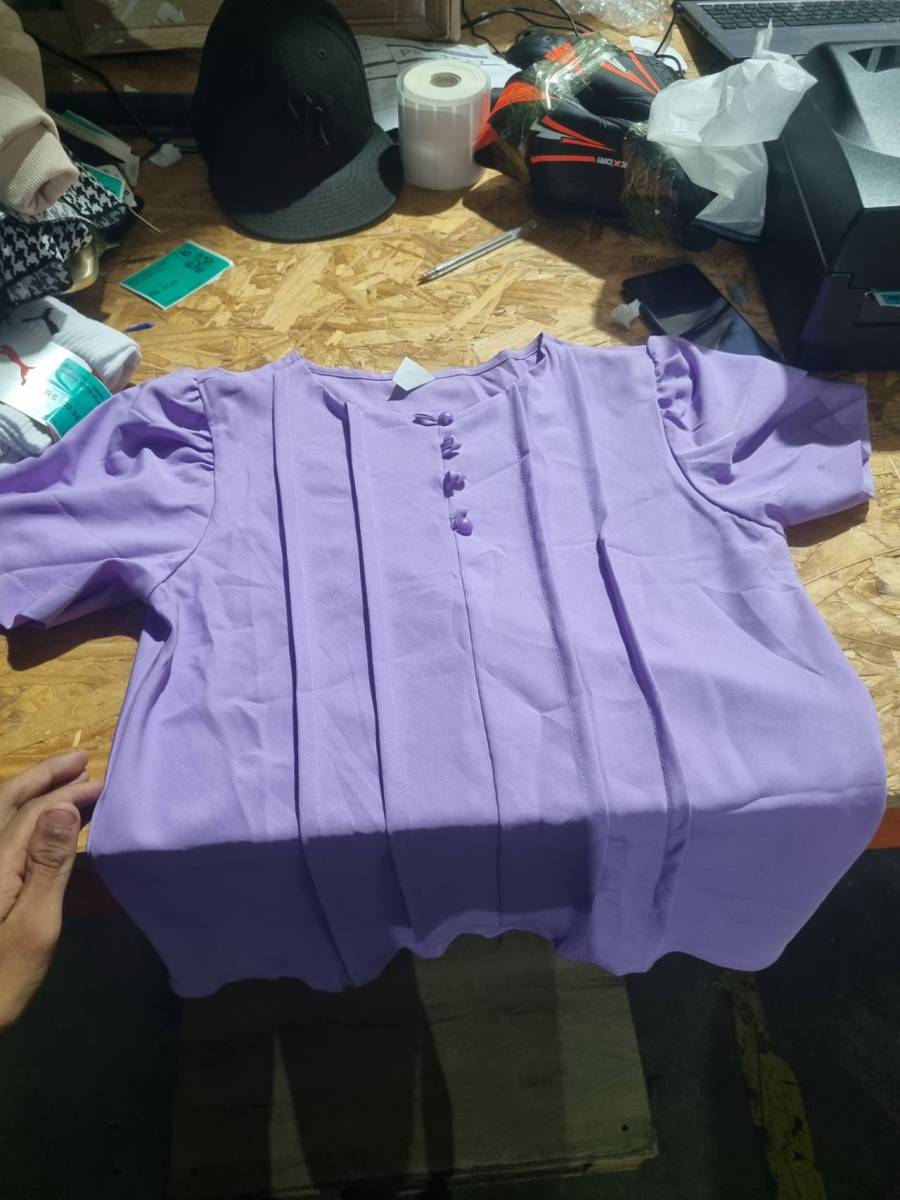 Blusa feminina lilás com botões decorativos