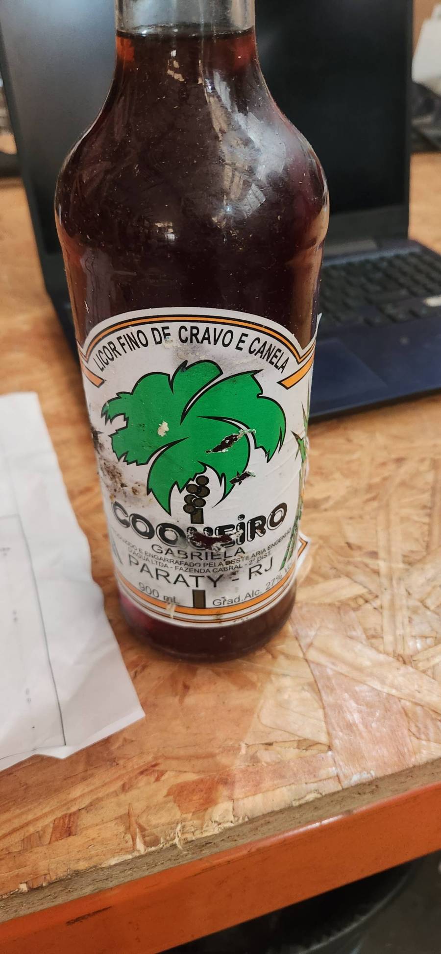 Licor fino de cravo e canela