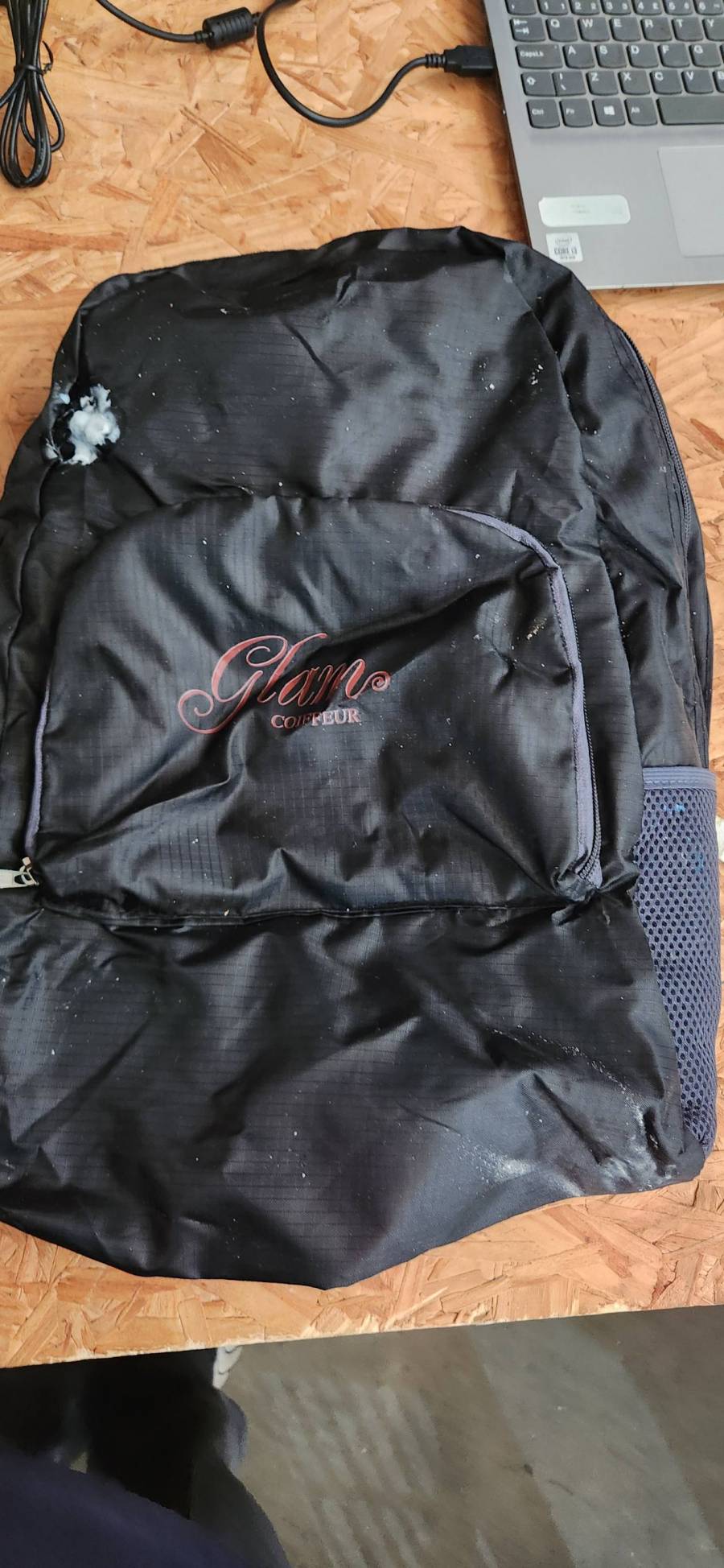 Mochila preta com bolso frontal