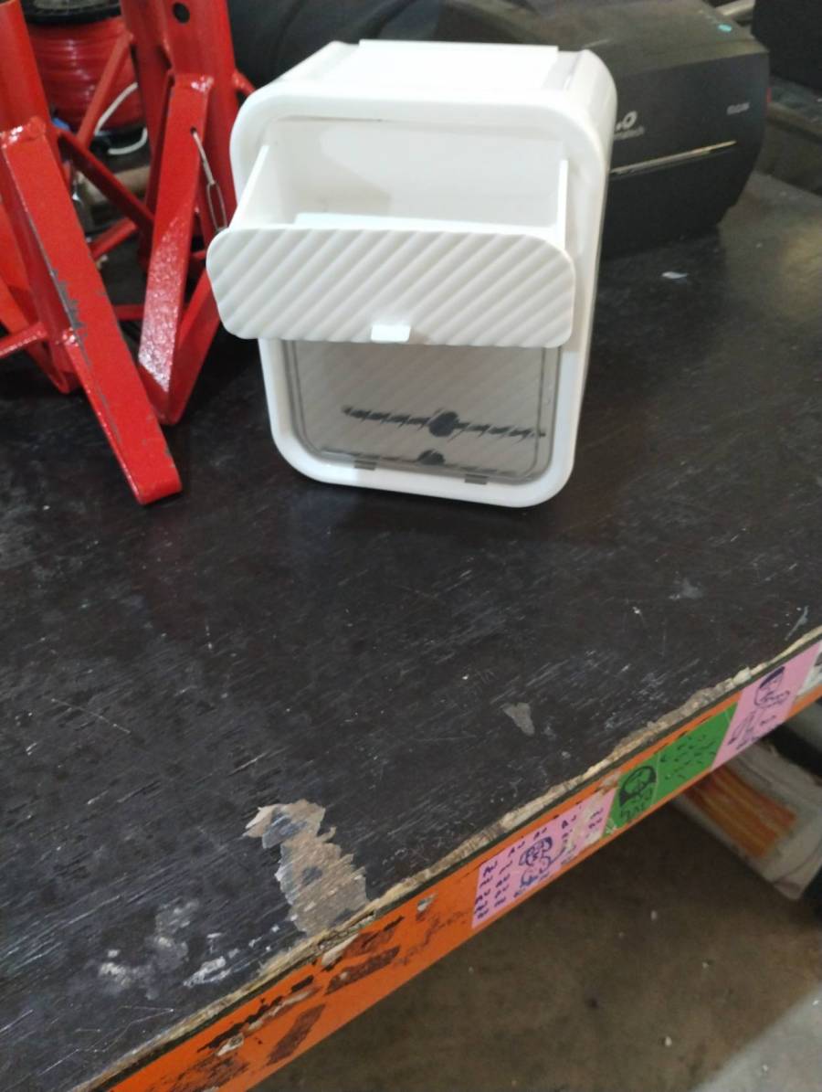 Porta papel higiênico com tampa articulada