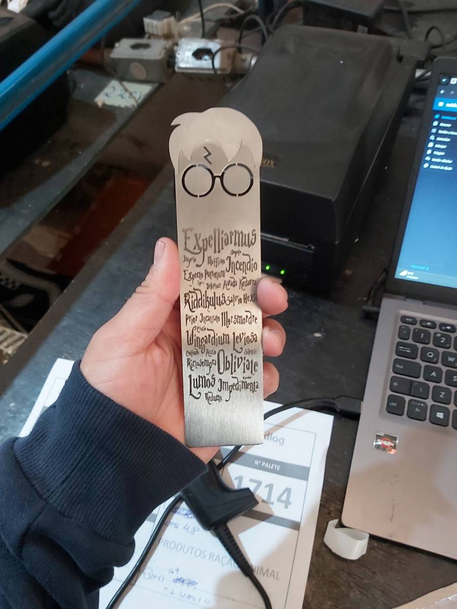 Marca-página metálico com tema Harry Potter