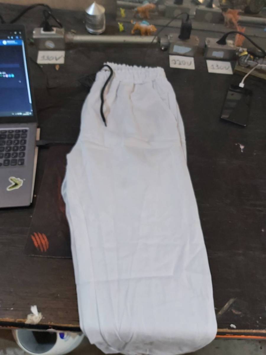 Calça esportiva com elástico na cintura