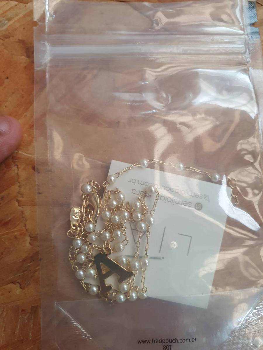 Colar com pérolas e letra A