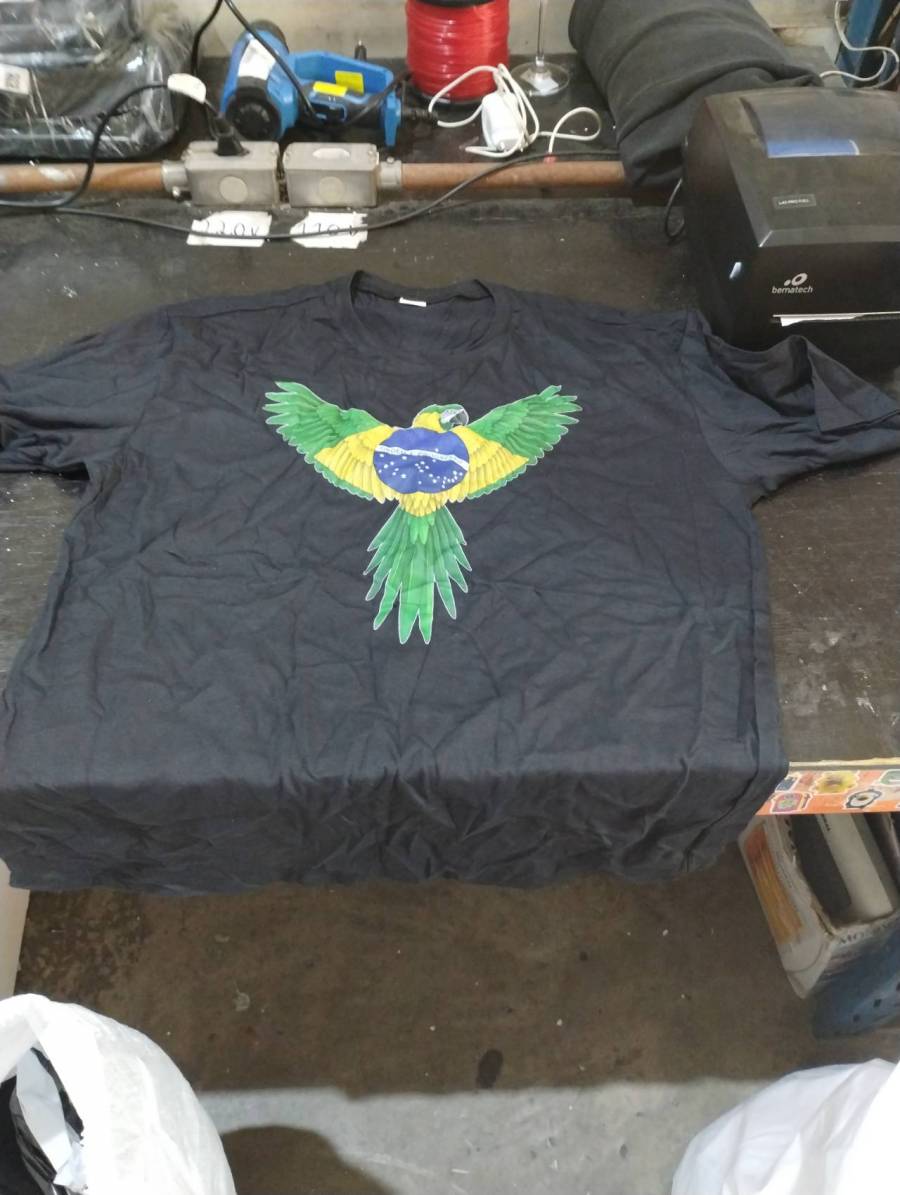 Camiseta preta com estampa de arara verde e amarela