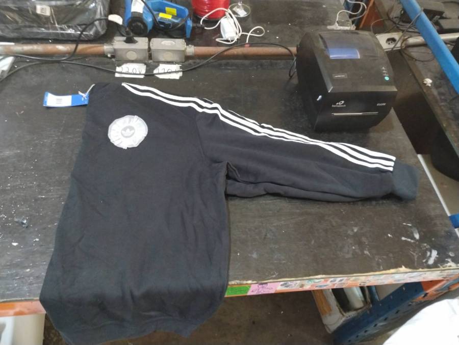 Moletom Adidas com listras nas mangas