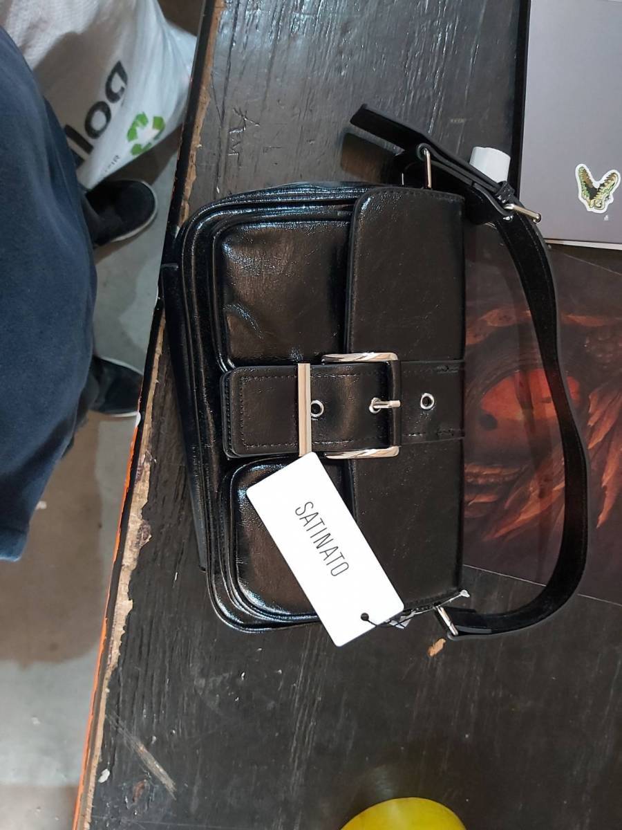 Bolsa feminina pequena com fivela