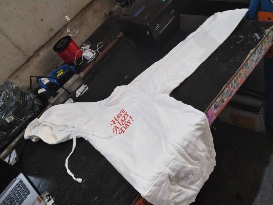 Moletom com capuz branco com estampa vermelha