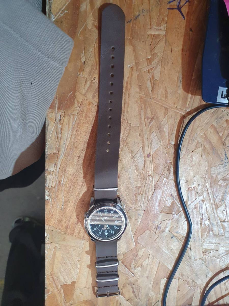Relógio de pulso analógico automático com pulseira de couro