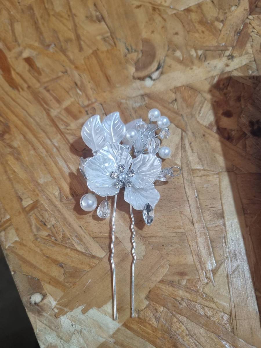 Grampo de cabelo decorativo com flores e pérolas artificiais