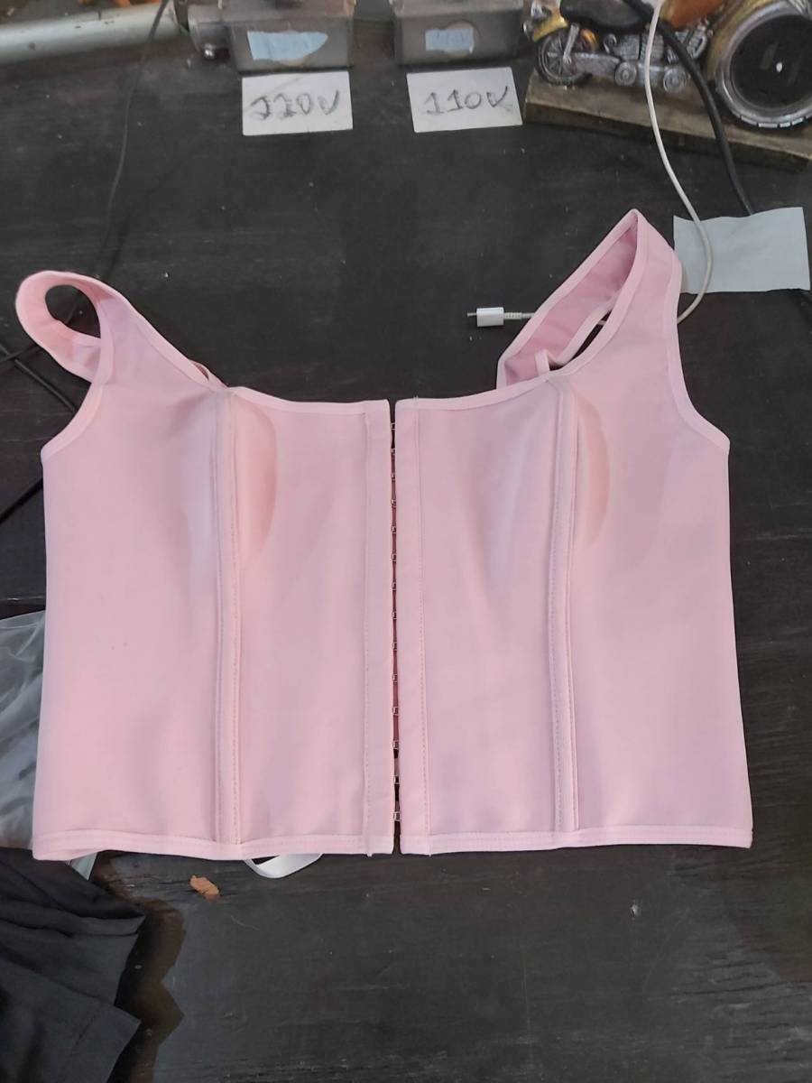 Top feminino com fechamento frontal em colchetes