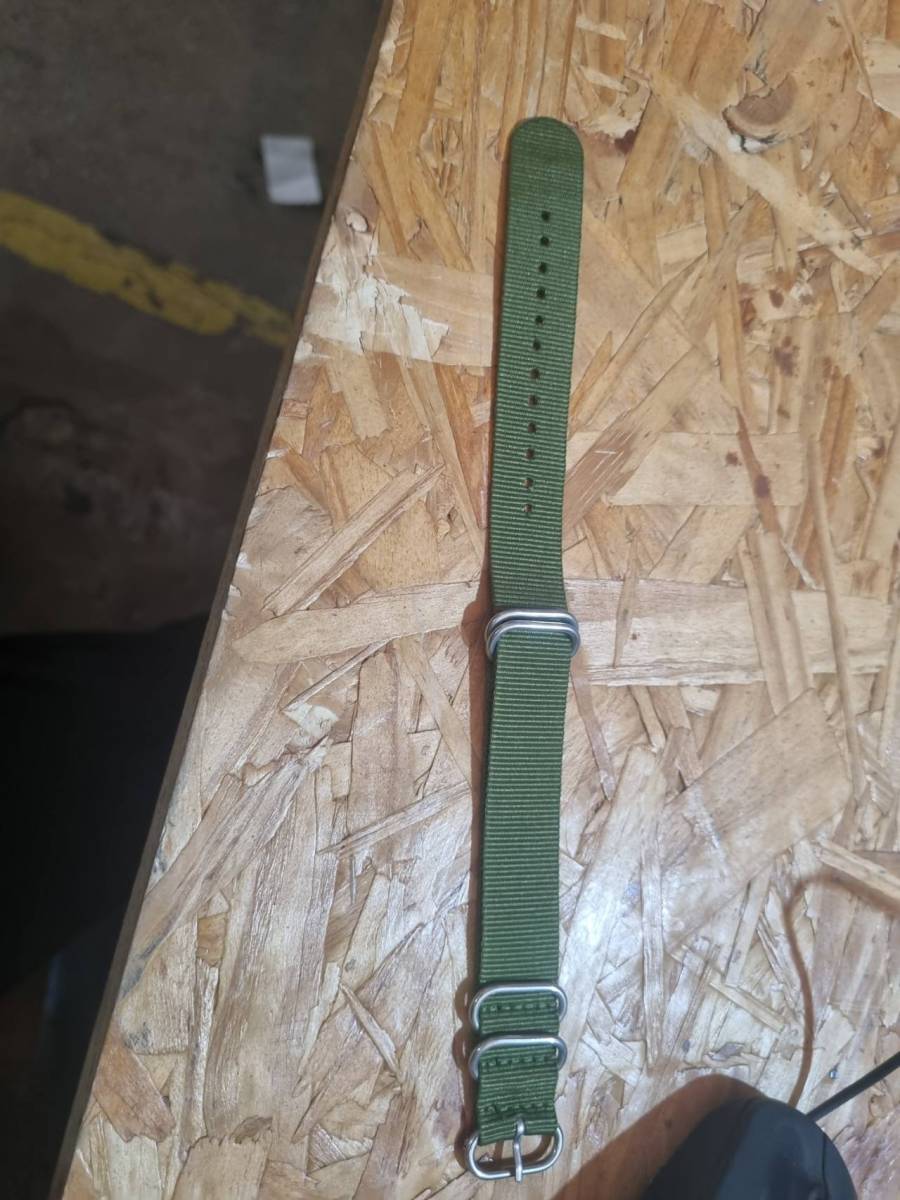 Pulseira para relógio de tecido verde com fivelas metálicas