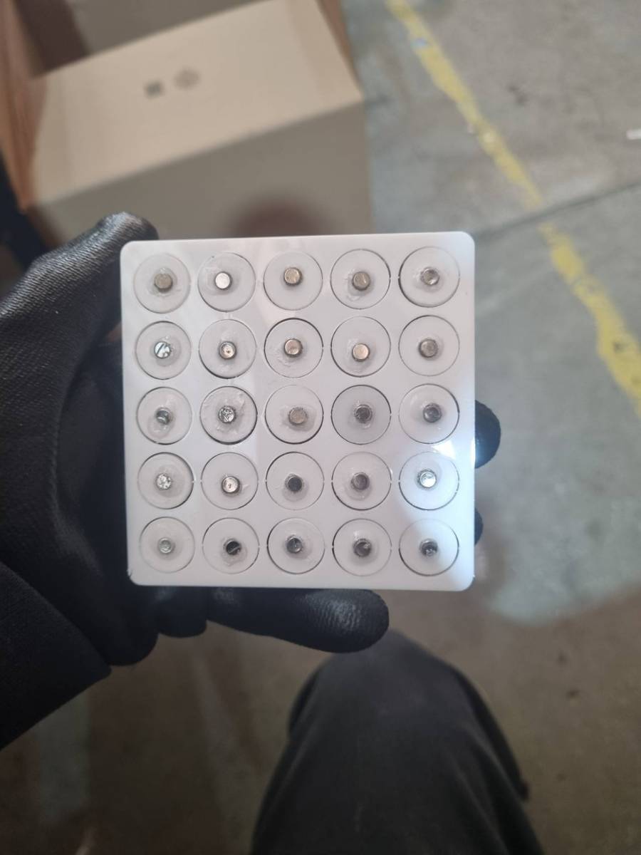 Cartela com 25 pilhas botão