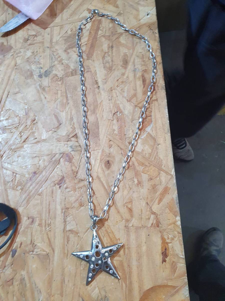 Colar com pingente de estrela metálica prateada