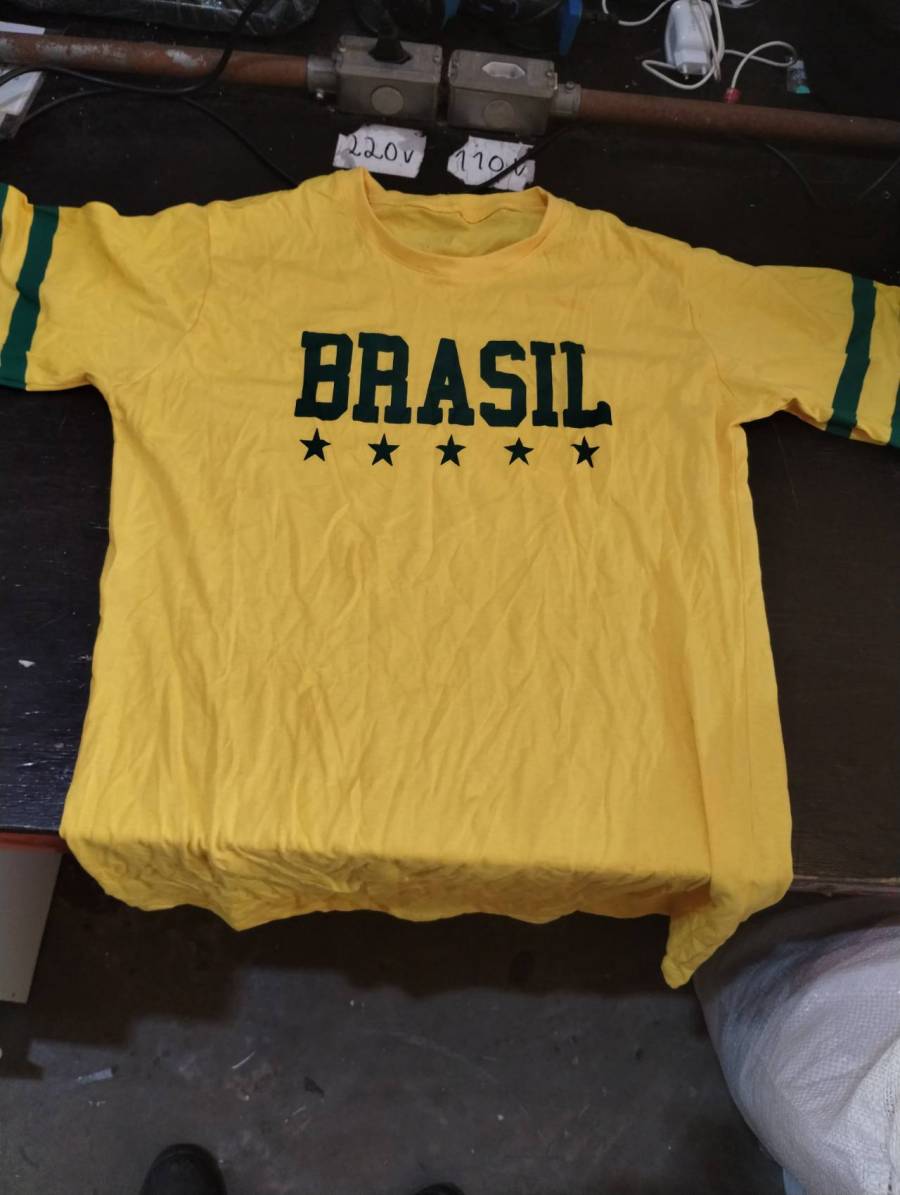 Camiseta amarela com estampa Brasil e estrelas