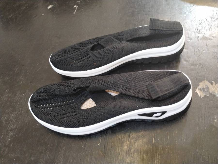 Tênis feminino casual em tecido knit