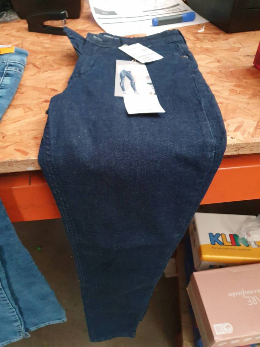 Calça jeans feminina modelagem ajustada cintura alta